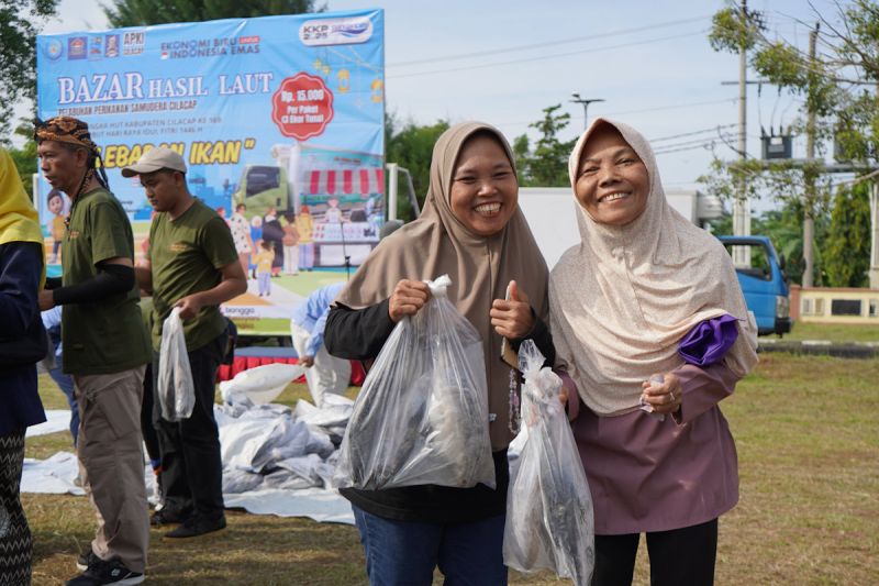 kkp-enam-ton-ikan-terjual-dalam-30-menit-pada-bazar-lebaran-ikan