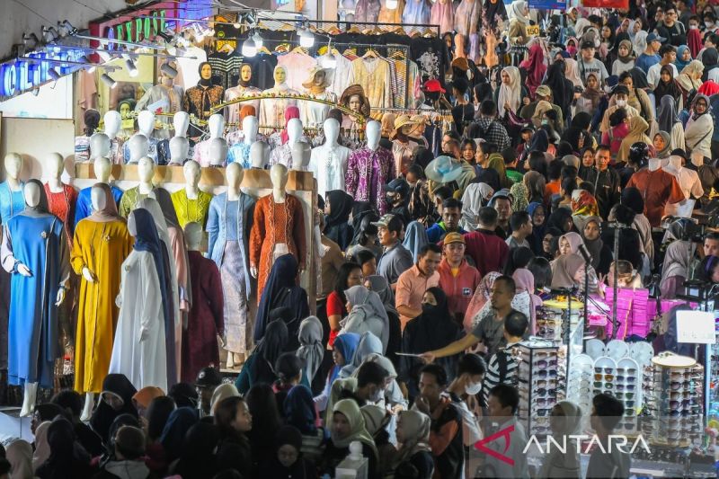 jelang-lebaran-pasar-tanah-abang-mulai-dipadati-warga-untuk-berbelanja-busana