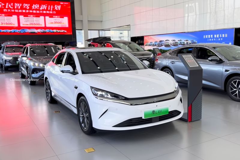 byd-qin-l-ev-dengan-jangkauan-545-km-dijual-mulai-dari-rp272-juta