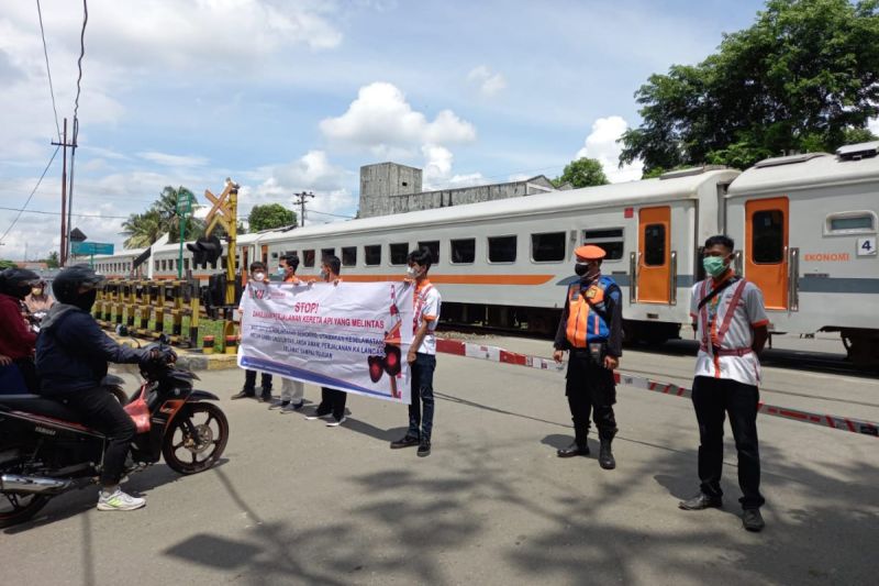 KAI imbau pemudik kendaraan bermotor disiplin di perlintasan sebidang