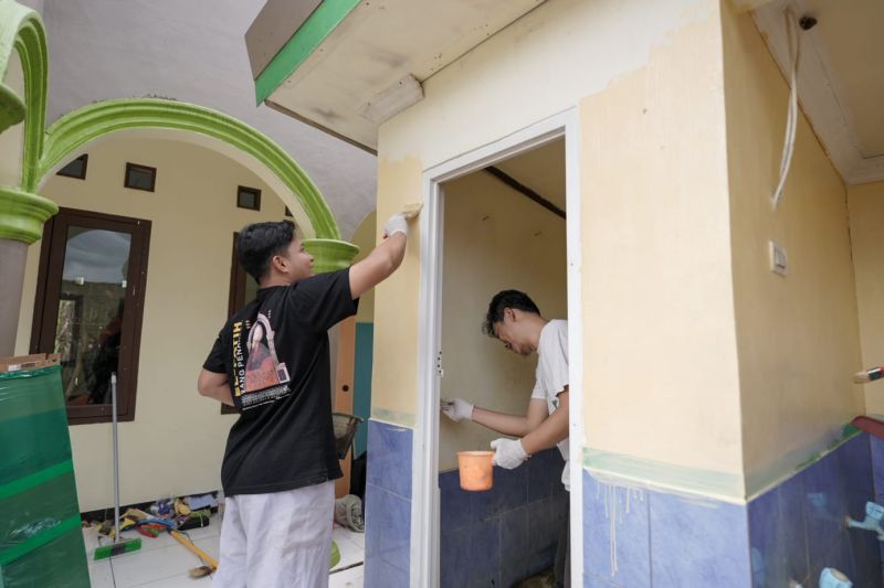 CleanerMasjid dan Driver ShopeeFood bersihkan masjid di Sukabumi