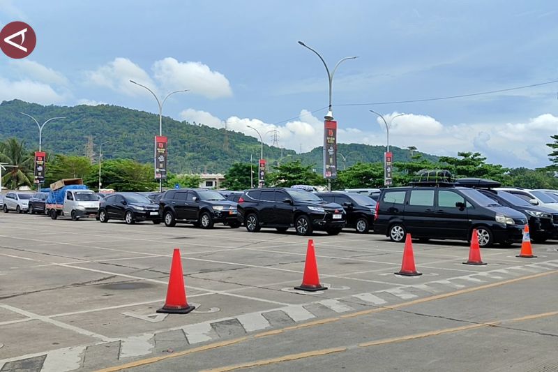 Dermaga Eksekutif Merak dipadati penumpang yang mudik lebih awal