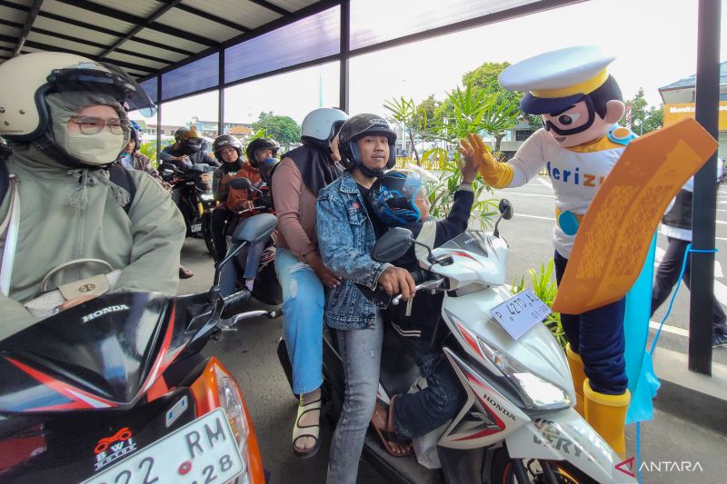 Petugas ASDP Ketapang berkostum Kapten Ferizy hibur pengguna jasa