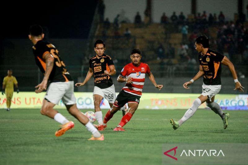 MADURA UNITED TAKLUKKAN PERSIJA 1-0 MADURA VS PERSIJA