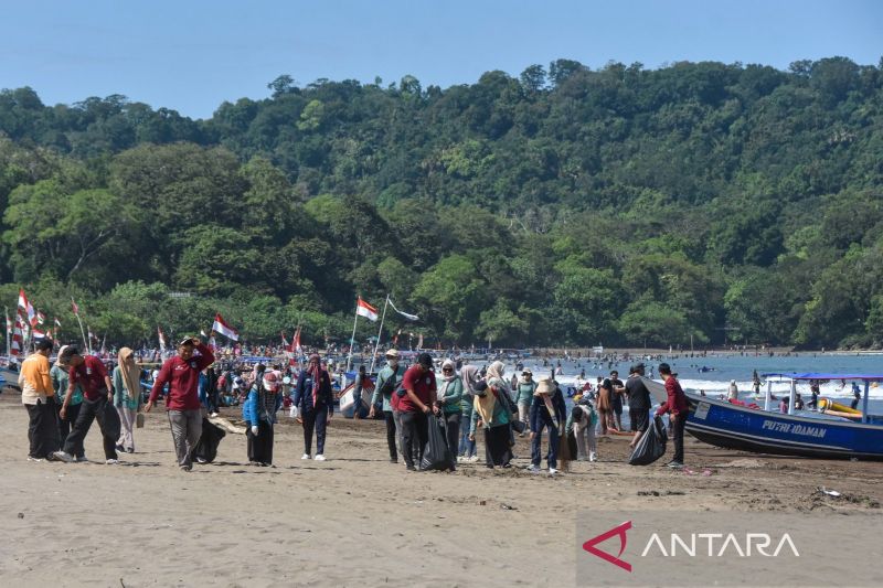 Bupati Pangandaran kerahkan ASN bersihkan sampah di destinasi wisata