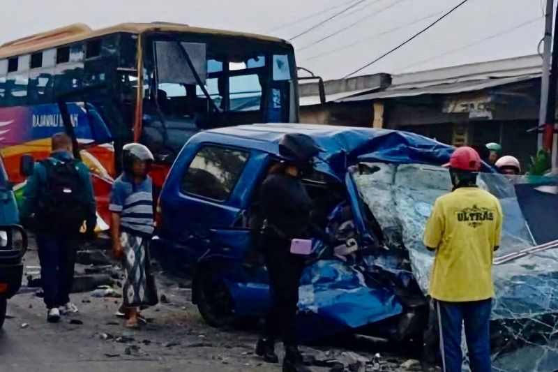 Tujuh orang meninggal dunia dalam kecelakaan bus vs mobil di Gresik
