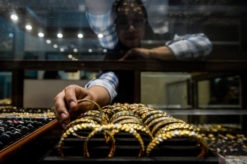 Emas Antam turun lagi Rp15.000 jadi Rp2,267 juta/gram