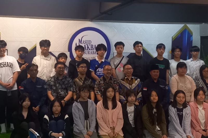 26 pelajar SMA Hong Kong kunjungi Masjid Al-Akbar Surabaya