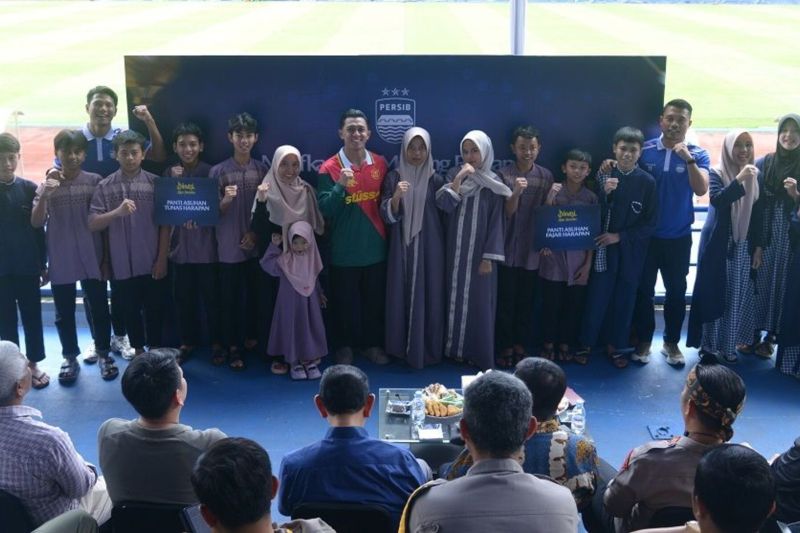 PERSIB BANDUNG SERAHKAN DONASI KE DUA PANTI ASUHAN DONASI BAR 629BED13B8 1
