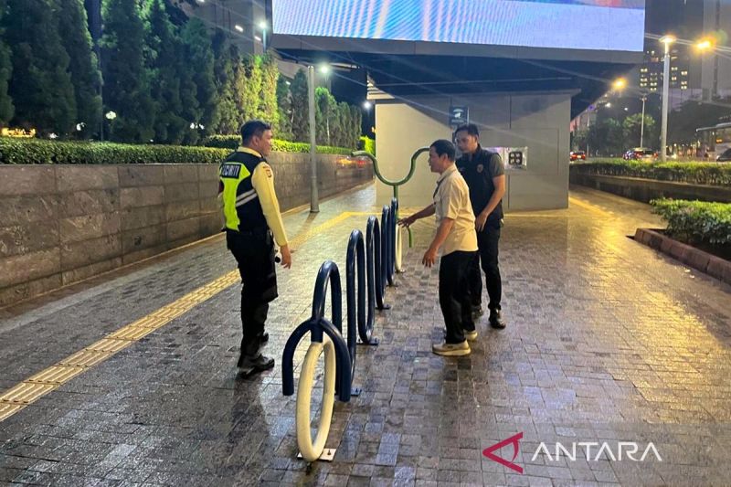 Polisi cek TKP pencurian sepeda di parkiran MRT Setiabudi Astra