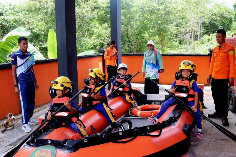 Anak TK Natuna diedukasi gunakan alat keselamatan di air