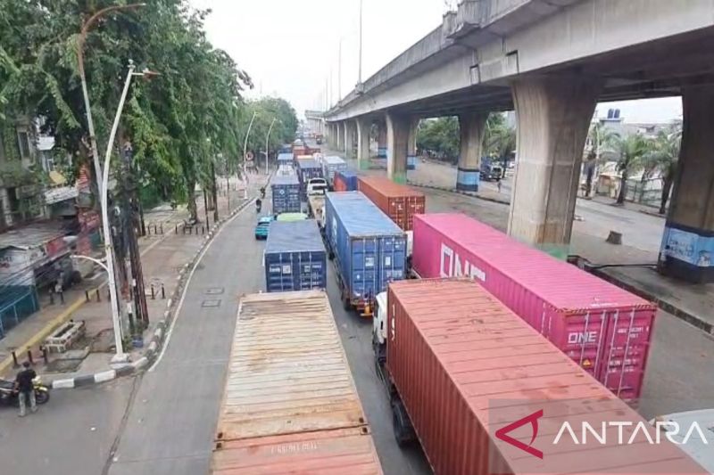 Ratusan truk masih terjebak kemacetan di Pelabuhan Tanjung Priok