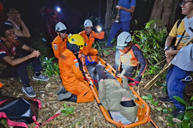 Basarnas Natuna evakuasi pendaki cedera kaki di Gunung Ranai