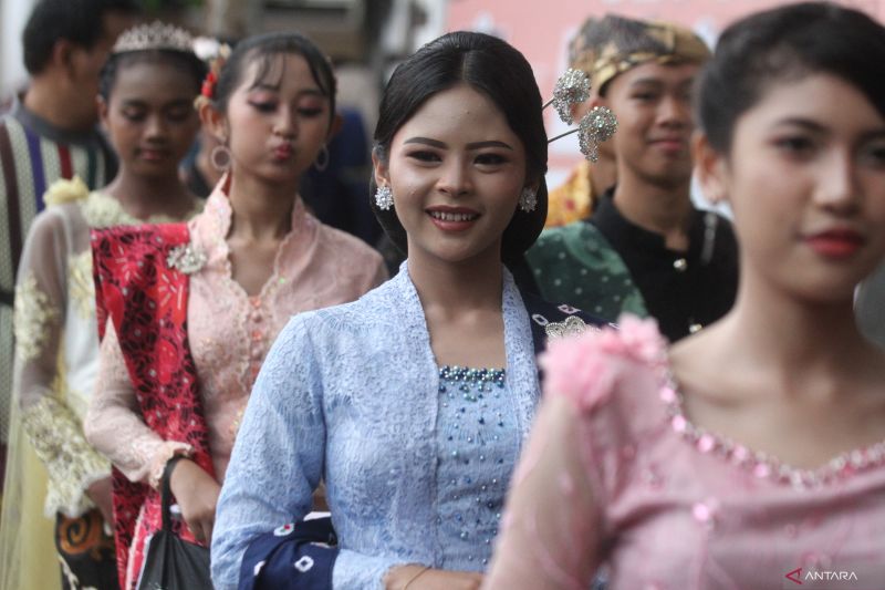 Kiat padukan kebaya dengan gaya lebih kekinian