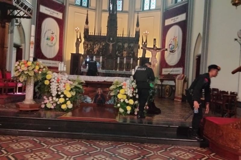 Polisi terjunkan penjinak bom sterilisasi Katedral sebelum Paskah