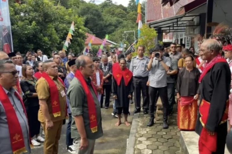 Wamen Hukum terima gelar adat dari Raja Negeri Rutong Maluku