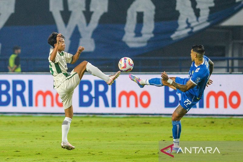 PERSIB KOKOH DI PUNCAK KLASEMEN SETELAH KALAHKAN PSS SLEMAN 3-0 PERSIB BANDUNG MELAWAN PSS SLEMAN 260425 RAI 1