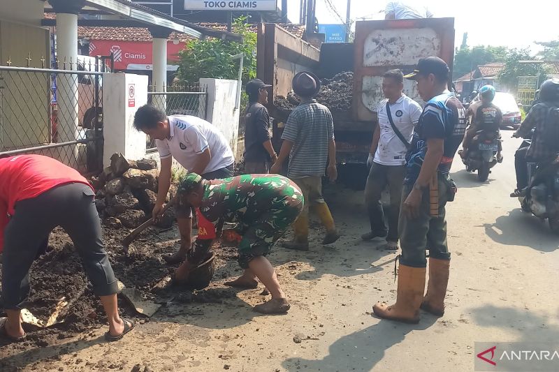 Kodim 0509/Bekasi lakukan “serbuan teritorial” bersihkan saluran air