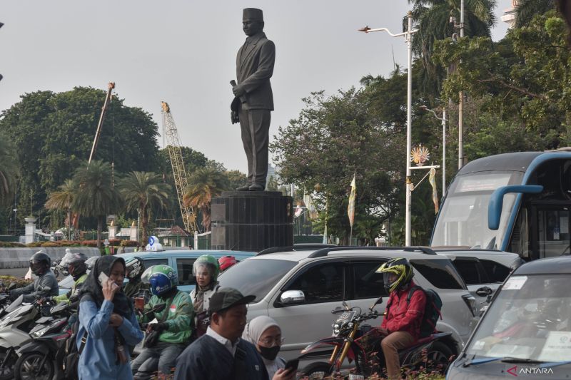 Jarang jalan kaki bisa picu penyakit vena kronis seperti Trump
