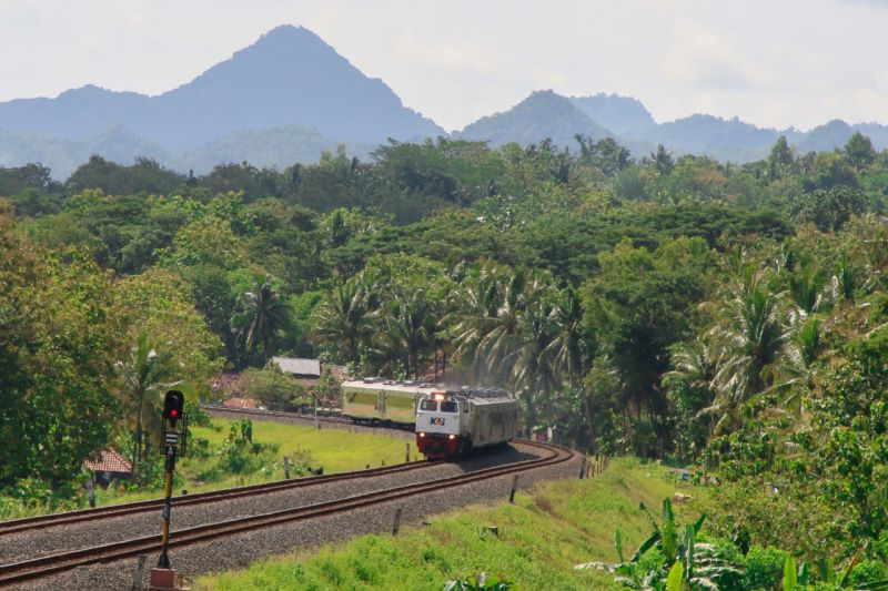 lintasan-kereta-api-di-kulon-progo-sajikan-panorama-alam