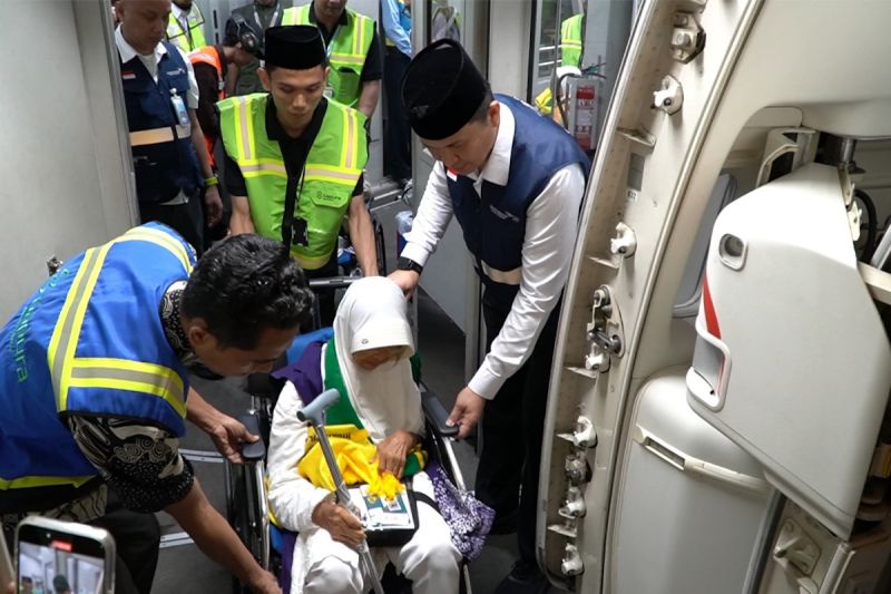garuda-indonesia-terbangkan-4158-jamaah-calon-haji-di-hari-pertama