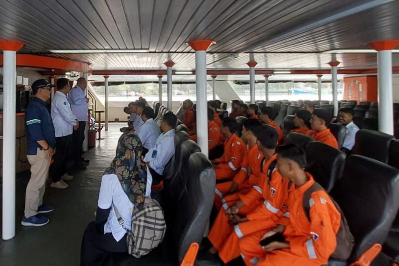 asdp-kenalkan-dunia-maritim-pada-siswa-smk-saat-hardiknas-2025