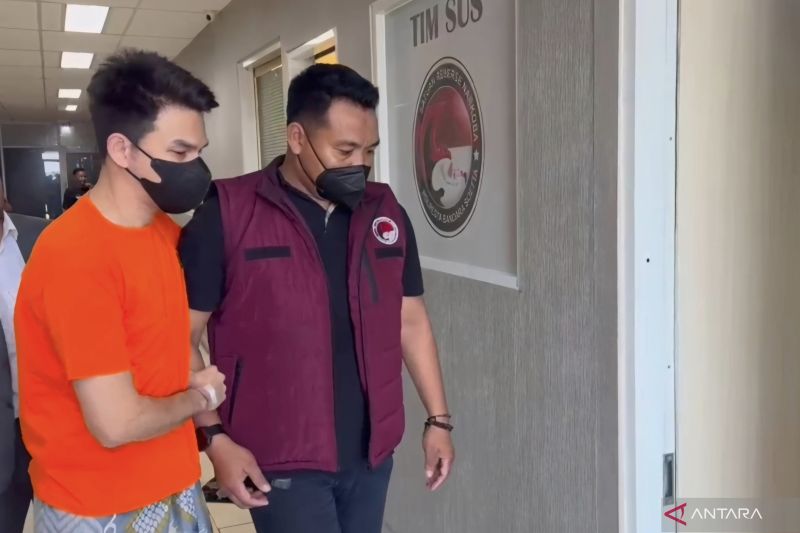 polisi-tidak-tahan-artis-jf-karena-sakit