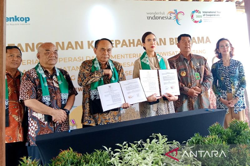 kemenkop-kemenpar-teken-mou-optimalkan-kopdes-dukung-pariwisata-ri