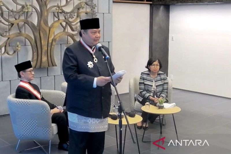 airlangga-menerima-anugerah-bintang-jasa-dari-jepang