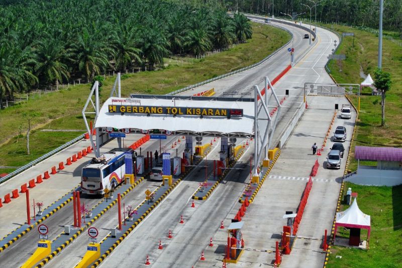 hk-9245-kendaraan-lalui-tol-indrapura-kisaran-menjelang-libur-waisak