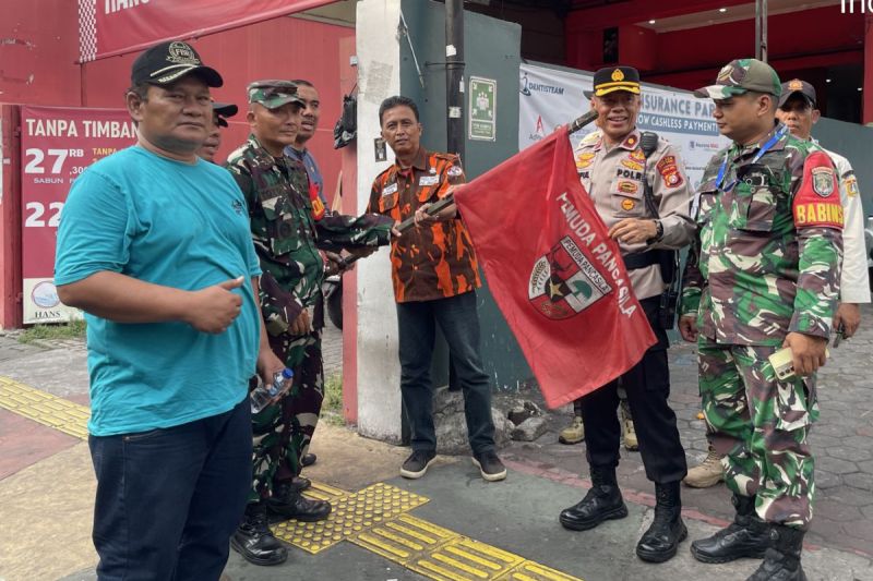ratusan-bendera-ormas-di-jakarta-pusat-ditertibkan