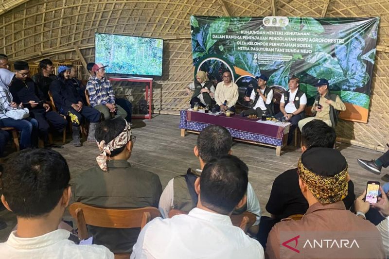 menhut-dorong-pengembangan-kopi-melalui-sekolah-lapangan-di-garut