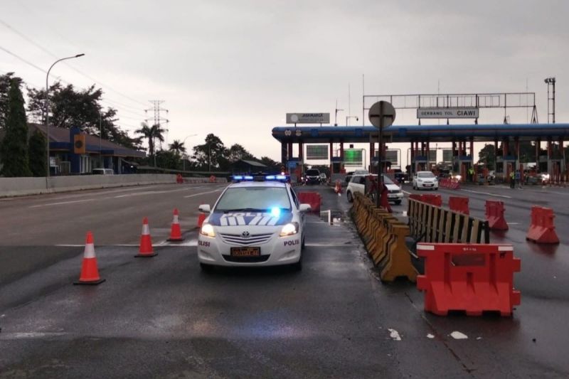 tol-jagorawi-arah-puncak-diberlakukan-lalu-lintas-contraflow