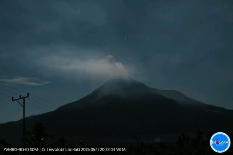 Gunung Lewotobi Laki-laki di Flotim lontarkan abu setinggi 300 meter