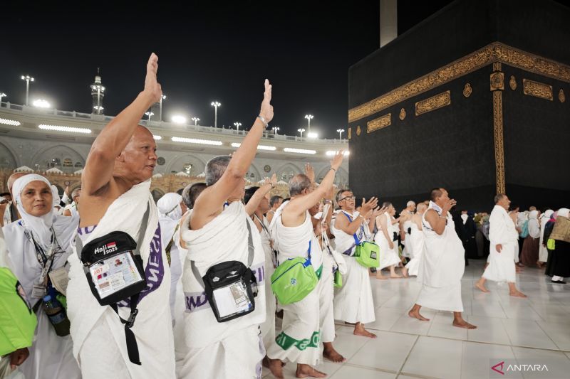 Jamaah calon haji Indonesia melaksanakan umrah wajib