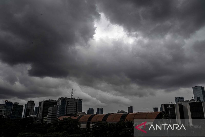 Jakarta diperkirakan berawan tebal hingga Minggu siang