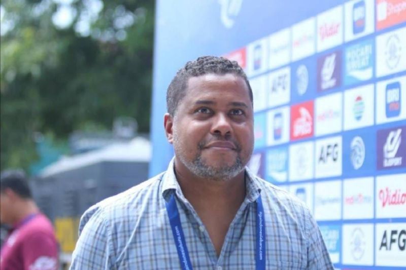 PELATIH PERSIK TAK INGIN PERPANJANG SOAL PELEMPARAN BATU 1000156097