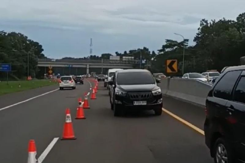 ruas-tol-jagorawi-arah-puncak-diberlakukan-contraflow