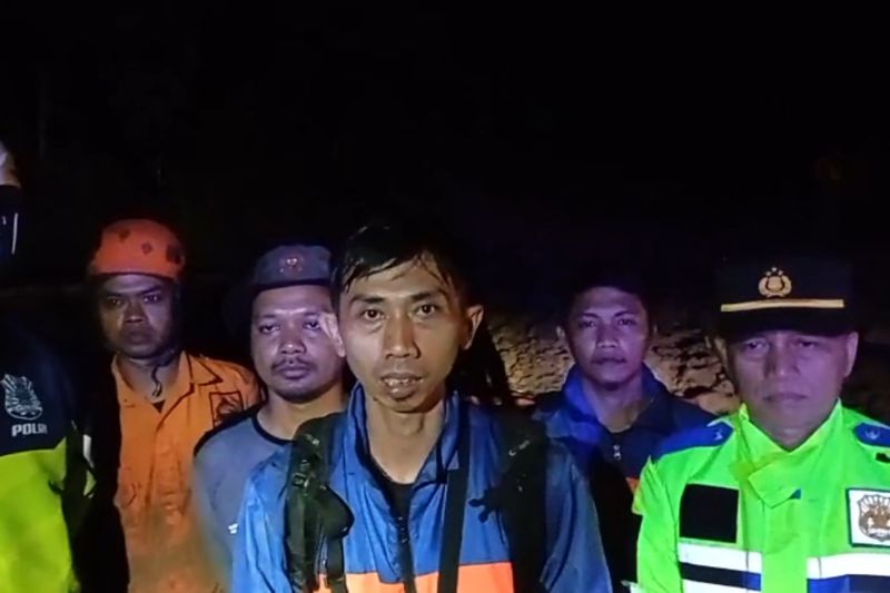 Longsor tutup jalur Majalengka-Kuningan sebabkan dua pemotor terjebak