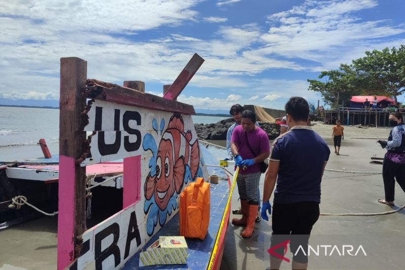 Polresta Bengkulu gelar olah TKP pasca kapal karam di Pantai Malabero