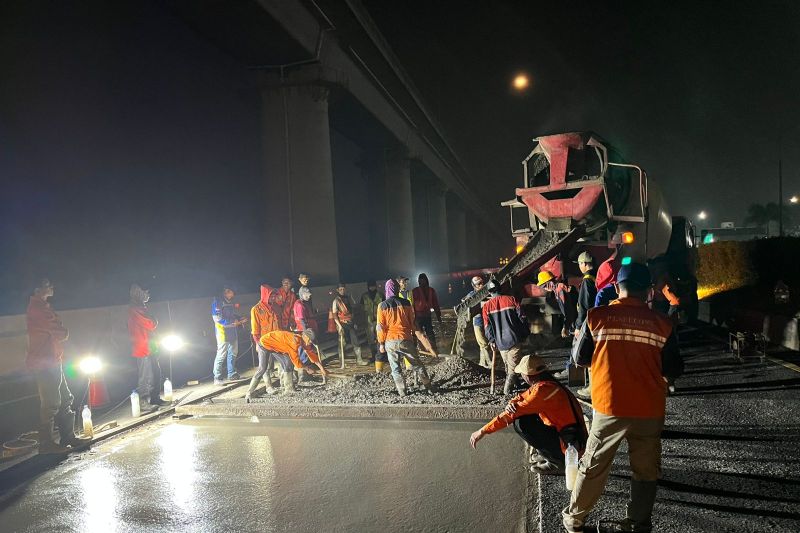 petugas-perbaiki-jalan-tol-cipularang-dan-padaleunyi-selama-empat-hari