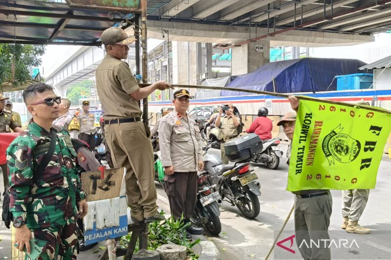 petugas-turunkan-atribut-ormas-di-titik-strategis-pulogadung-jaktim