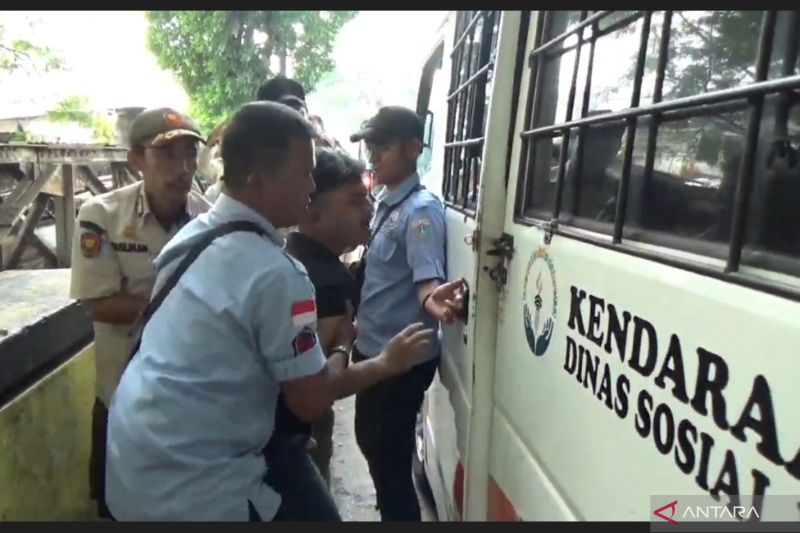 pemkot-jaktim-razia-preman-dan-pkl-di-jalan-raya-bekasi-cakung