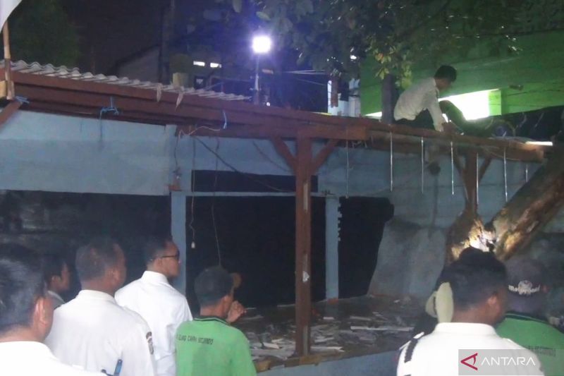 personel-gabungan-bongkar-posko-ormas-di-pasar-induk-kramat-jati