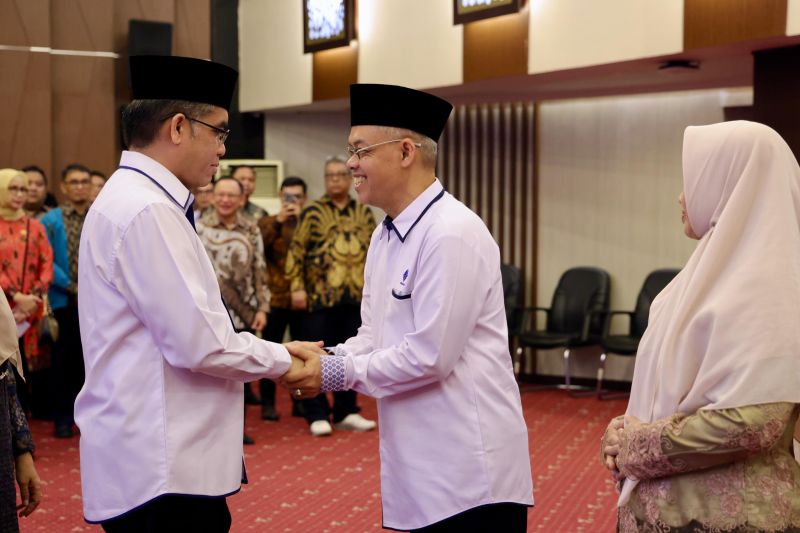 menaker-yassierli-lantik-cris-kuntadi-sebagai-sekjen-kemnaker