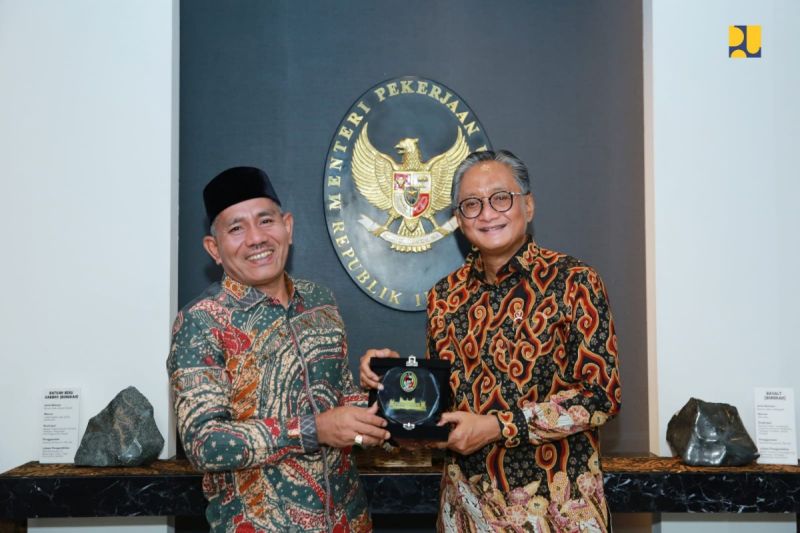 menteri-pu-ajak-bupati-lima-puluh-kota-sinergi-bangun-sekolah-rakyat