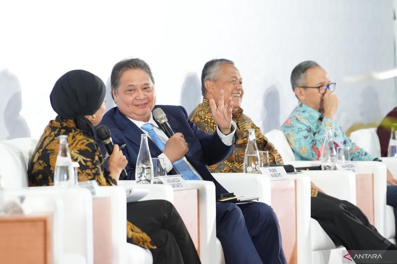 airlangga-sebut-ri-bisa-tarik-8-miliar-dolar-as-dari-qris-umrah-haji