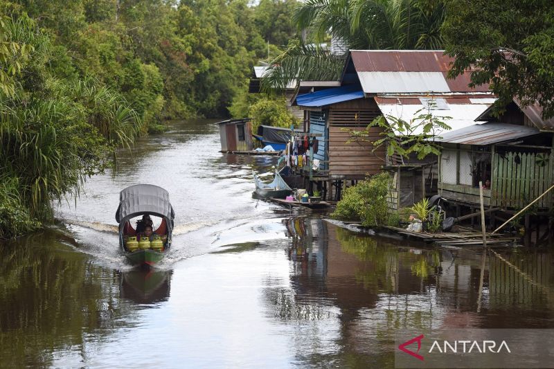 beginilah-kondisi-distribusi-elpiji-3-kg-dengan-perahu-ketinting-ke-daerah-3t-di-kutai-kartanegara