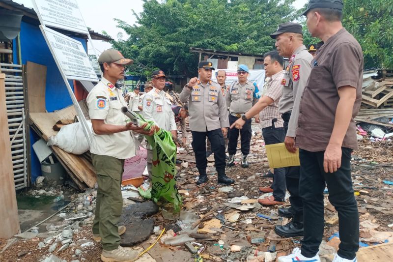 polisi-bongkar-bangunan-posko-ormas-di-cilincing-jakarta-utara