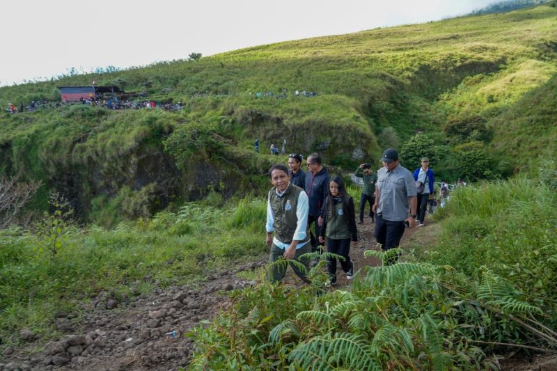 menhut-ajak-pengunjung-terapkan-zero-waste-di-gunung-rinjani